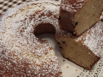 Ciambella con granella di nocciole e gocce di cioccolato