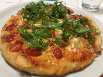 Pizza alta con pomodorini e rucola