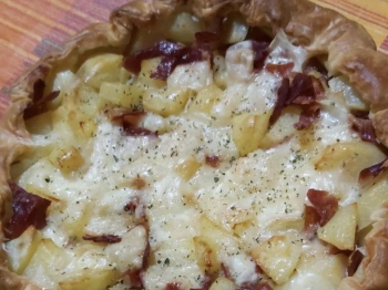 Pizza rustica con speck e patate e provola