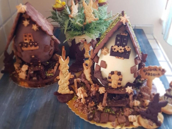 Uovo di Pasqua con decorazioni in frolla