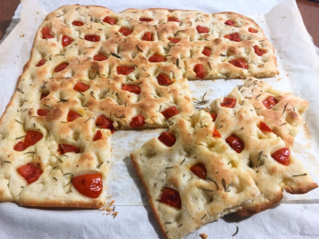 Focaccia morbida con pomodori e rosmarino