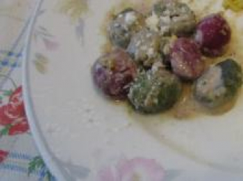 Gnocchi di spinaci e di barbabietola con crema alle noci