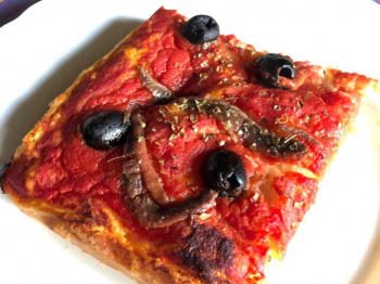 Pizza rossa simile Sardenaira