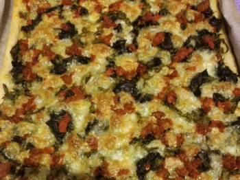 Pizza cime di rapa, salsiccia e caciocavallo