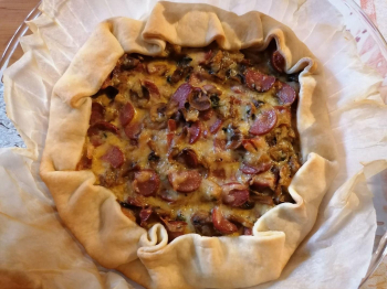 Torta salata con funghi, wurstel e mozzarella
