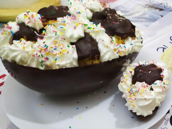 Uovo di cioccolato con profitterol