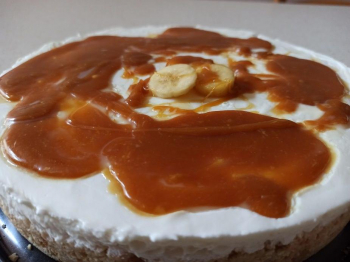 Cheesecake alla banana con caramello