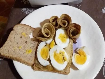 sandwich integrale con uova e rose di melanzana