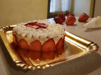 Pan di spagna con panna e fragole