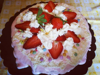 Torta con crema pasticcera e panna con fragole