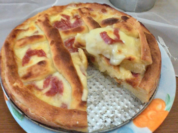 Crostata salata di patate con salame e mozzarella