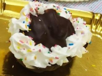 Mini uovo di cioccolato al profitterol granella di amaretto all' interno