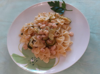 Farfalle con zucchine e gamberetti