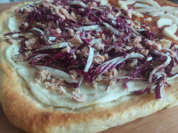 Pizza alta con ricotta,radicchio e tonno e gorgonzola e pere