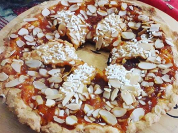 crostata di marmellata di albicocche con mandorle