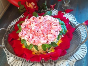 Torta cuore con fragole e crema pasticcera