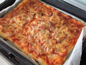 Pizza prosciutto e mozzarella