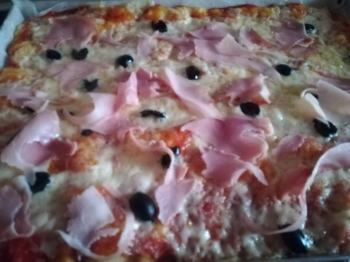 pizza alta in teglia provolone  prosciutto  e olive