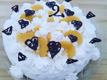 Torta al cioccolato, pesche e panna
