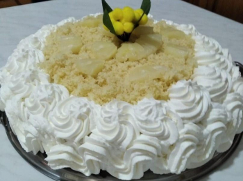 Torta mimosa con mousse di panna e yogurt greco