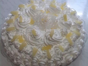 Torta con crema pasticcera e ananas