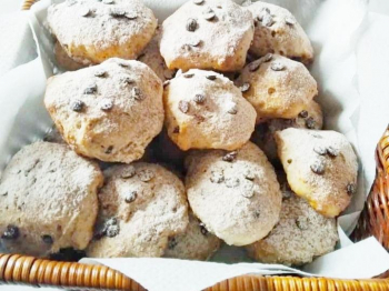 Dolcetti morbidi con gocce di cioccolato e cannella