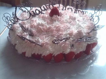 Torta con ganache di fragole e panna