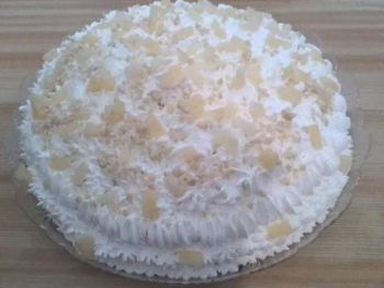 Torta con crema pasticcera all'ananas