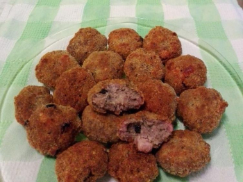 Polpette con uva passa panati e fritti