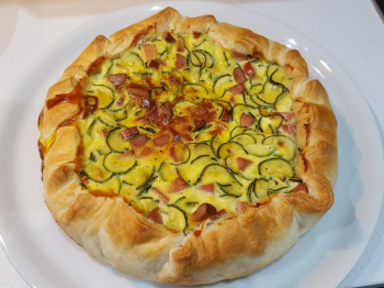 Torta salata ricotta, zucchine e wurstel