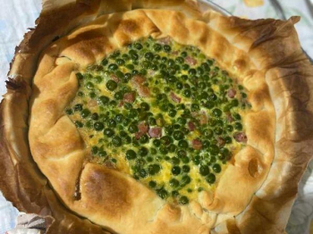 Torta salata con piselli e pancetta