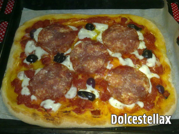 Pizza alta con salame e olive