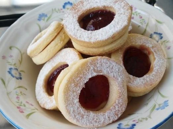 occhi di bue con marmellata di fragole