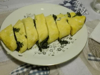Rotolo di frittata con spinaci