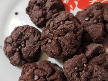 Biscotti di frolla al cacao con gocce di cioccolato ripieni di nutella
