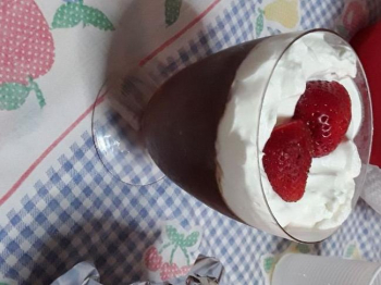 Coppa cioccolato,  panna e fragole