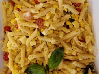 Pasta fredda con mais, pomodori e olive