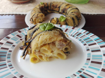 Timballo di rigatoni, salsiccia e melanzane