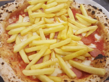 Pizza Wurstel e Patatine Fritte