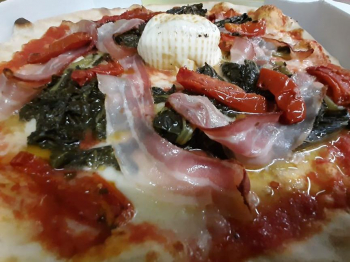 pizza,pancetta,peperoni,spinaci e tomino