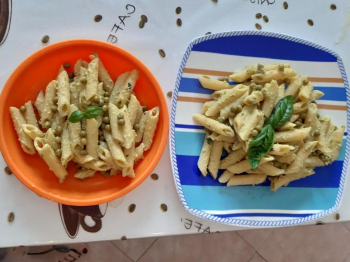 Penne con piselli mandorle e ricotta vegetale.