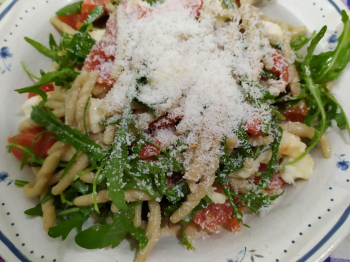 Trofie, pomodoro, mozzarella, rucola e cacioricotta