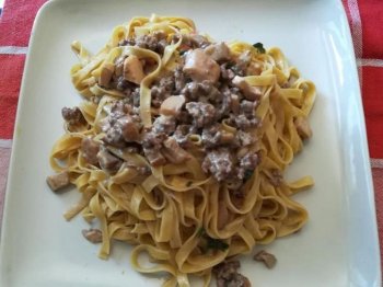 tagliatelle funghi e salsiccia
