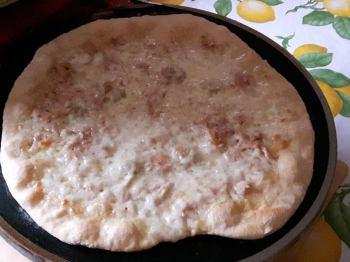 Pizza bianca al tonno e buccia di limone