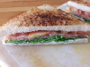 Tramezzino tostato al salmone affumicato
