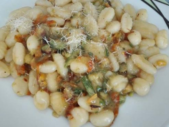 Gnocchi con fiori di zucca e parmigiano