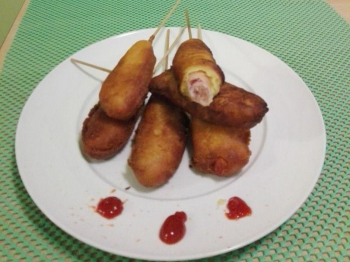 Corn dogs pastellati e fritti