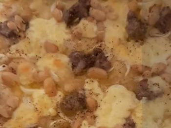 Pizza fagioli, salsiccia e cipolla