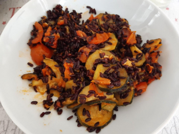 Riso venere con zucchine e pomodorini