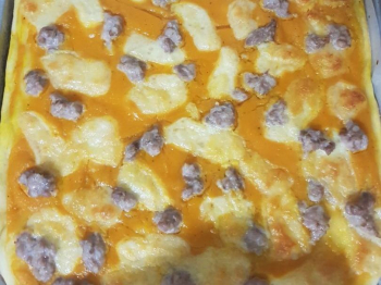 Pizza con crema di zucca e salsiccia